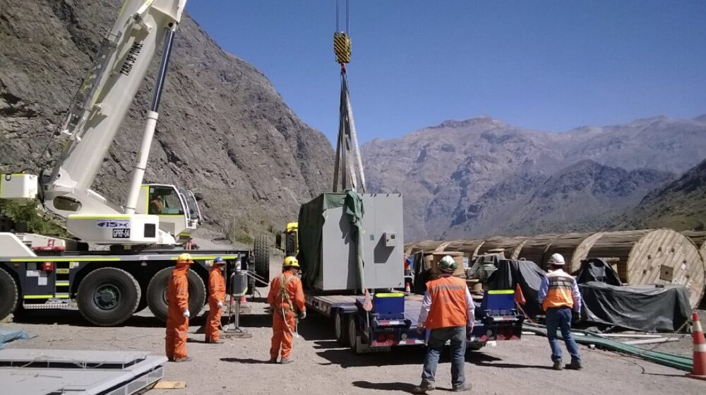 Izaje de equipos con grúa en faena de montaña