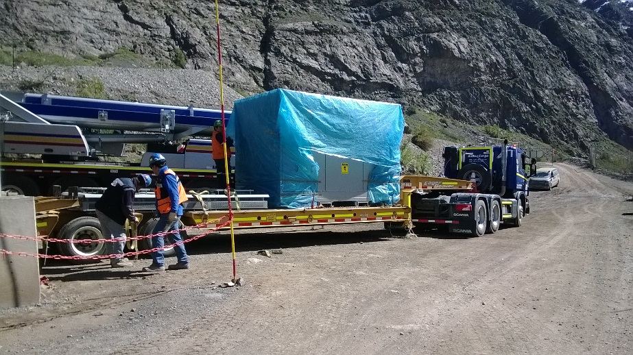 Transporte de equipos eléctricos en faena de montaña