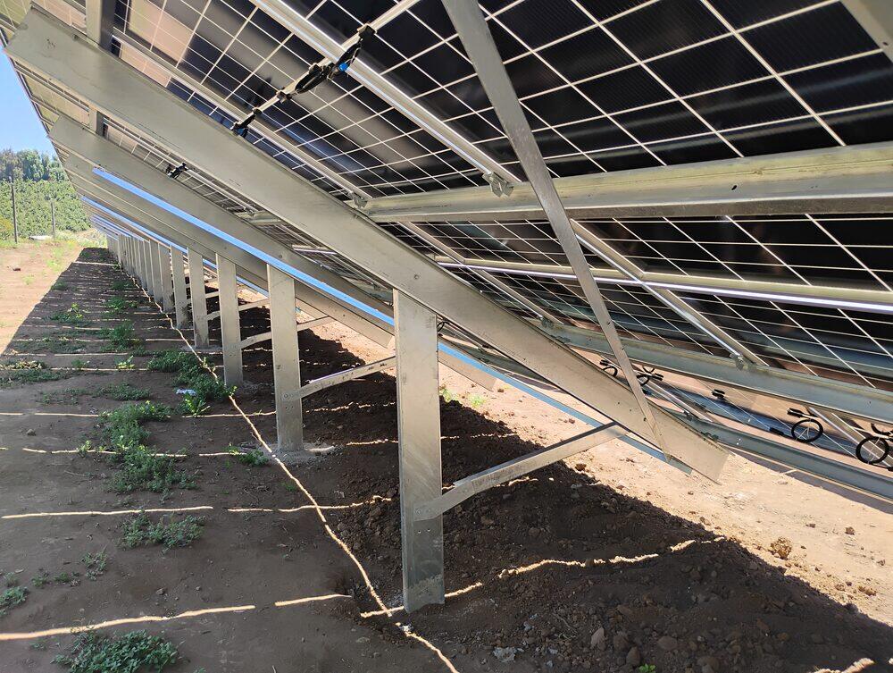 Estructura de planta solar en faena de montaje, Mallarauco