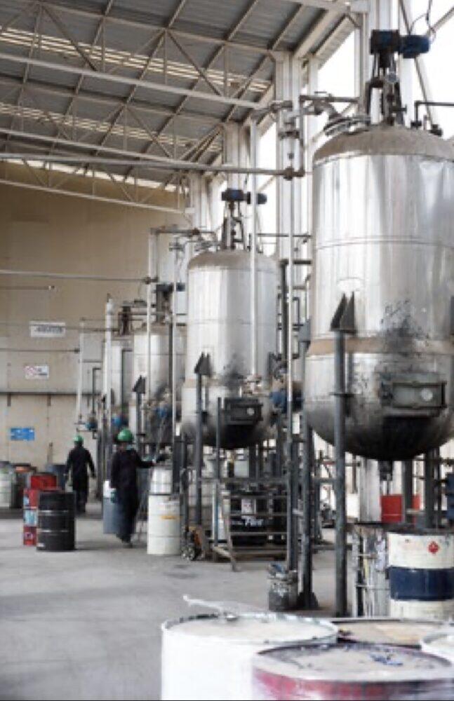 Tanques y proceso industrial en planta de fraccionamiento